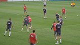 战前最后一次训练 巴萨众将苦练短传+射门