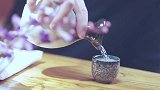 剧情：主任巧妙化解尴尬，不料美女性子豪放，吓得赶紧撤退