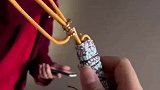 姥姥手巧衣架改装手机支架