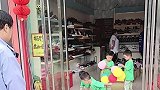 四胞胎儿子去鞋店买鞋子，瞬间被路人围观拍照，宝宝们吓坏了