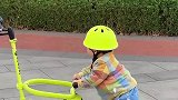 宝宝推着大人拉的滑板车走路