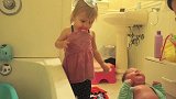 妈妈给宝宝脱衣服准备洗澡，姐姐在旁边玩着，好幸福的一家啊