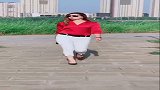 这位姐姐真好看，一身红色上衣，气质出众！