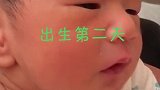 出生第二天，母乳没有下来，爸爸用勺子喂配方奶，宝宝吃的好香呀