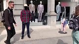 国外爆笑街头恶搞：站立的男模突然动了起来，妹子反应太搞笑了