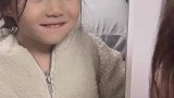 3岁小萌娃对着镜子挤眉弄眼做鬼脸