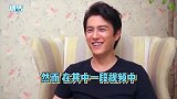 靳东片场拍女演员大腿，女生连忙遮挡大声求饶：你别拍啦