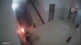 电瓶车锂电池充电中爆炸自燃,这时候灭火器也扑灭不了!