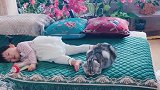 小女孩躺在床上，睡的特别香