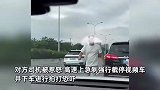 网友阻挡占用应急车道车辆驶入主路，高速上遭截停拍打恐吓，网友坐不住了