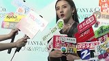 不要失去九八年的天真无邪，宋祖儿的皮质连衣裙，显得有点老气！