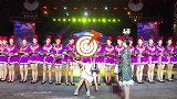 小姐姐被苗族美女请上台喝酒 接下来的一幕令观众连呼哇塞