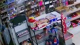蒙面男抢劫便利店，被八旬大爷回轰
