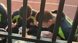 妈妈栅栏外为高三儿子全宿舍送饭！孩子们开心大喊：咱妈来了