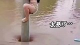 美女被困洪水中，竟爬上电线杆