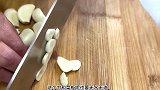 把风油精滴在大蒜上，解决了好多人的大烦恼，真的是省钱又实用