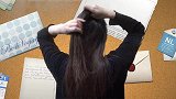 妈妈去参加同学儿子婚礼,扎了这款发型,老同学都说好看