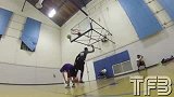 街球-14年-变态！Chris Staples跃人360度胯下换手扣篮-专题