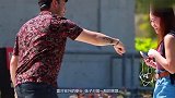 男子向路人伸出拳头，美女好奇去接，结果是满满的“套路”