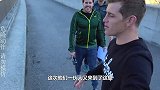 纸飞机如何才能飞得更远？小伙从165米高空扔下，结果出乎意料