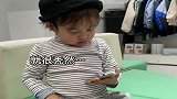 得知欧特曼是假的以后，萌娃这脸变得真快，瞬间把新宠抱在怀里！