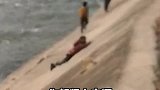 三名小朋友在水流湍急的河边玩耍，被好心男子呵斥后匆忙离开