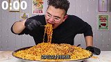 一次吃30包火鸡面是啥感觉外国小伙亲身体验，这吃法太生猛了
