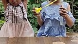 姐姐总是抢妹妹的泡泡机，结果妈妈给了妹妹一个更好的泡泡机