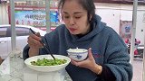 忙了一天，今天吃一个“毛豆烧辣椒”毛豆翠绿，是最下饭