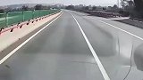 万万没想到！高速上打了个喷嚏开翻了车