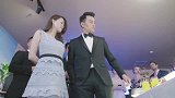 美女与帅哥上演恩爱情侣，并趁机恶搞帅哥，搞笑