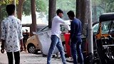 国外恶搞：在路边假装触电，可把路人给吓坏了