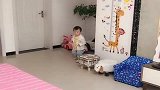 爸爸晕倒看小情人的反应，没想到小家伙可不惯他这些毛病