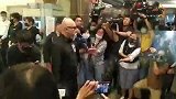 很心疼！辛龙穿“爱的衬衫”离开灵堂，摘帽双手合十致意媒体