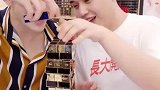 口红摔下去的那一刻，李佳琦的心碎了一地～