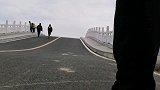 一家四口去龙山湖湿地公园游玩，却被小猪佩奇给糟了心