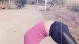 绝活表演精彩有看点，农村小媳妇的下腰才艺，值得点赞