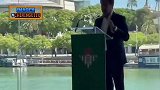 贝蒂斯球迷乘船观看欢迎会 安东尼向他们招手致意