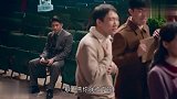 霞光：首长给美女献花，谁知美女拒收，担心花里藏炸弹