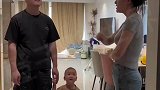 夫妻闹矛盾妻子不让丈夫带孩子出门，下一秒被父子俩的举动惊呆了！