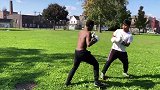 两青年在篮球场开始拳拳到肉疯狂对轰！