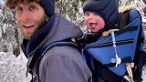 爸爸带着宝宝去滑雪，宝宝在身后不停发出呢喃声，可爱极了