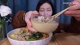好好吃饭了，妹子吃麻酱肥牛麻辣烫