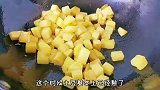 土豆搭配两根香肠，无需油炸，外焦里嫩，比吃烧烤还解馋