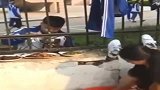母亲去学校给儿子送饭洗衣服，学校不让进母亲就蹲在外面洗！