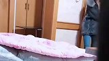 男子在床上放假人吓唬妻子，妻子的反应让他意想不到