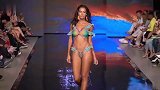 时装秀：欧美泳装秀，模特在台上自嗨，看着都尴尬