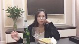 打工妹回到出租房，1个人1盘菜1瓶啤酒，这才是自己的生活百态