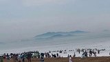 壮观！近日，秦皇岛昌黎县黄金海岸景区海边出现海市蜃楼景观，远远的海面上突然出现了绵延的群山，场面甚为壮观。