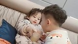 龙凤胎兄妹俩，一人一瓶奶，结果哥哥一瞬间就喝没了